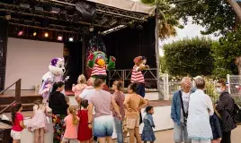 Mascottes sur scène au camping Les Sables du Midi