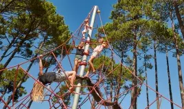 Pyramide de cordes au camping Les Oyats 
