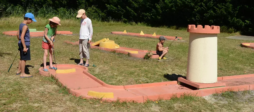 Mini-golf au camping Le Pipiou